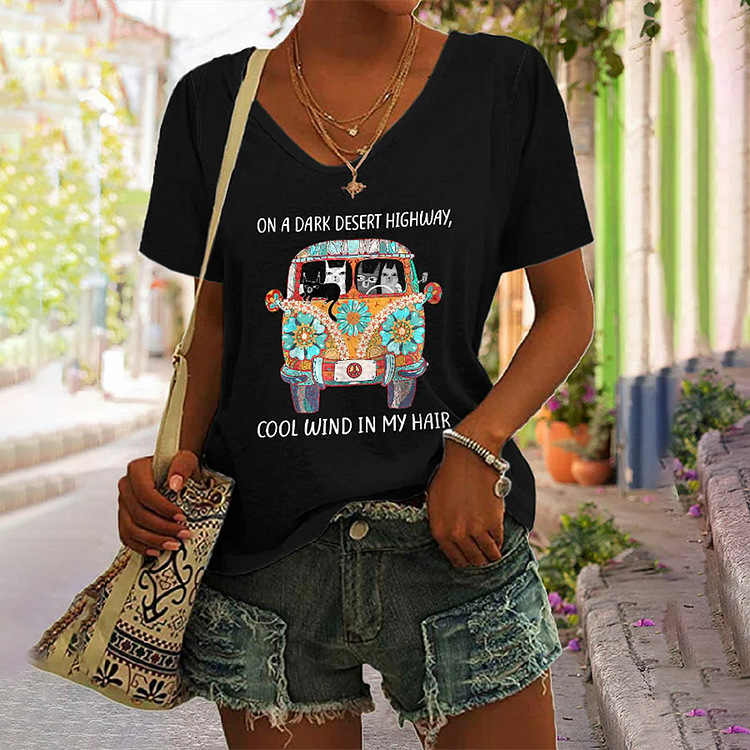 Simpfit Damen T-Shirt mit Aufdruck „Retro Hippie On A Dark Desert Highway Cool Wind In My Hair“ in Hippie-Optik