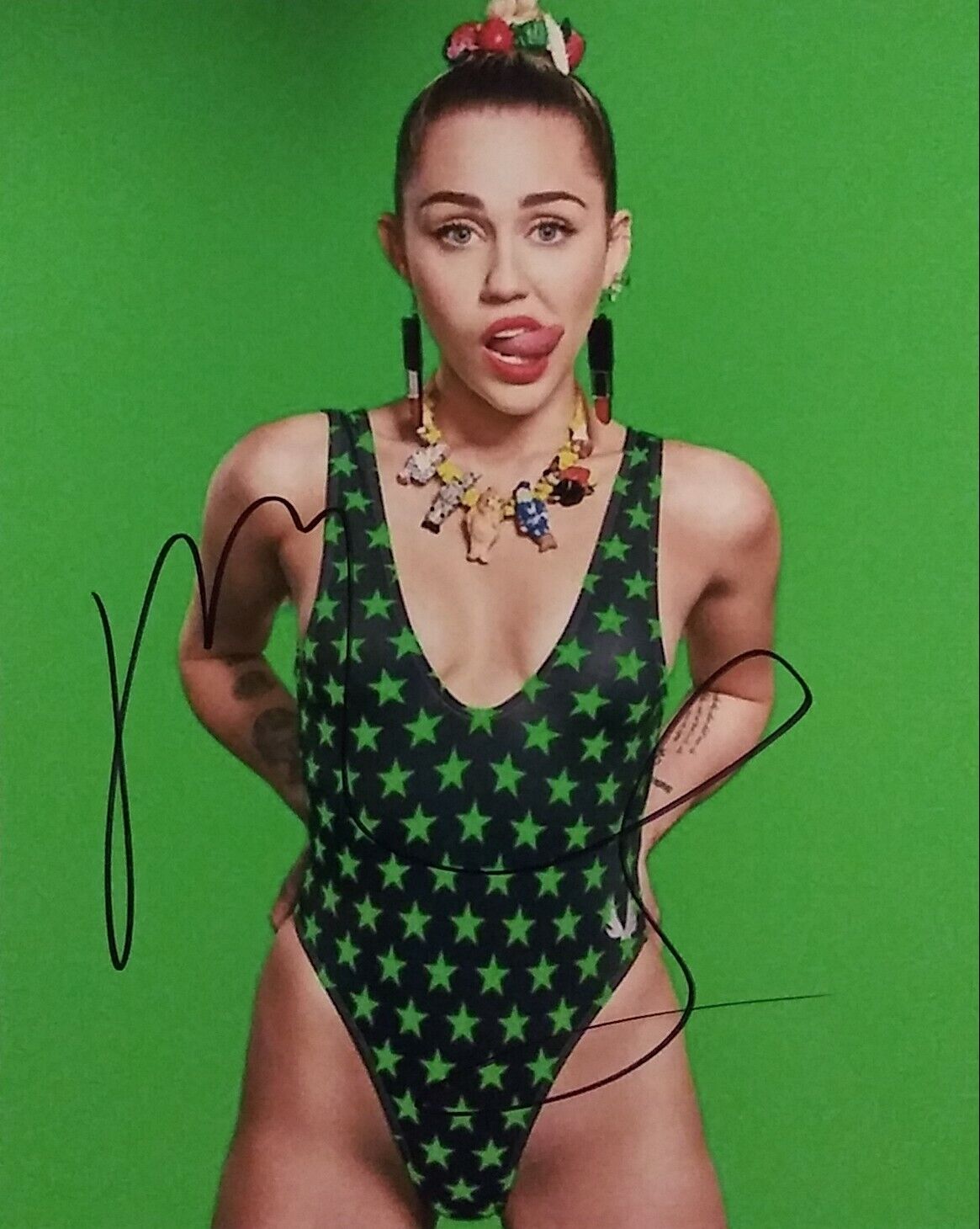 Miley Cyrus signed 8 x 10