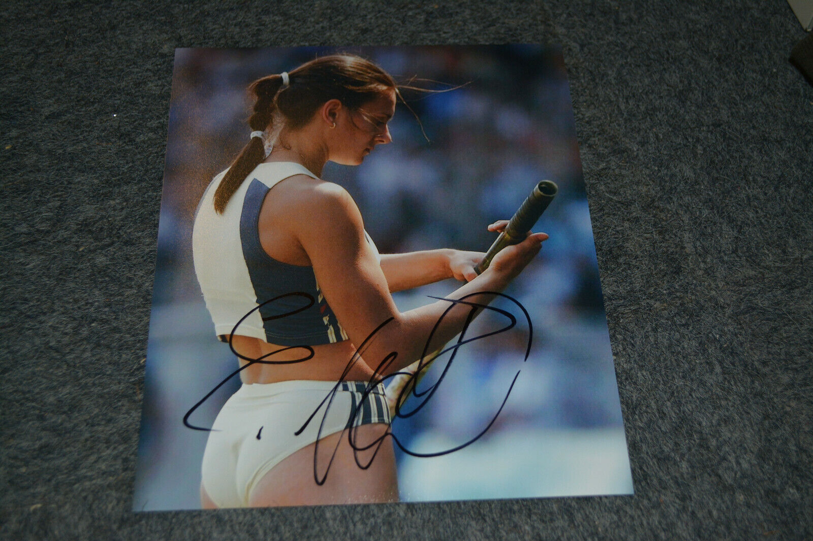 YELENA ISINBAYEVA signed autograph 8x10 / 20x25 cm In Person OLYMPIC GAMES