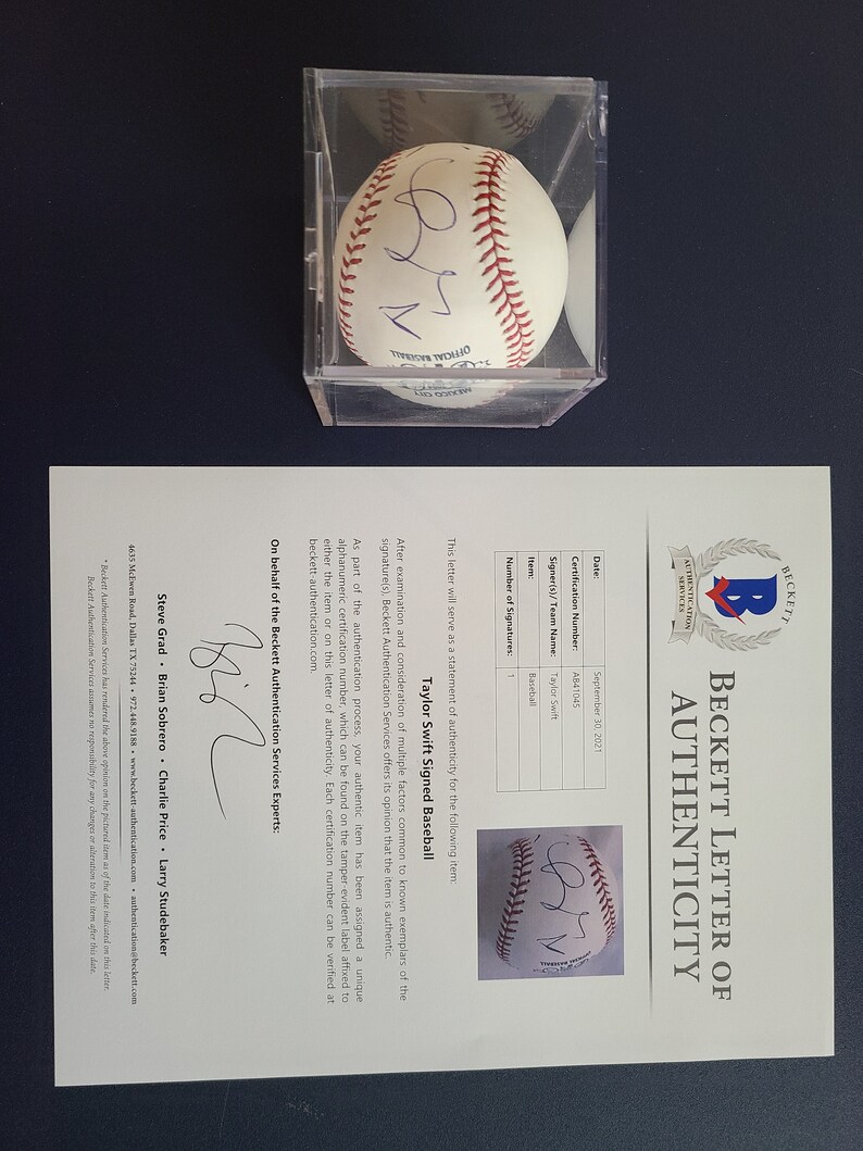 Taylor Swift signed autographed Rawlings baseball BAS Beckett LOA