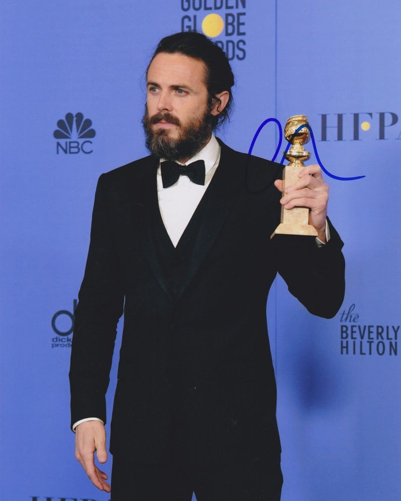 Casey Affleck Signed Autographed Glossy 8x10 Photo Poster painting - COA Matching Holograms