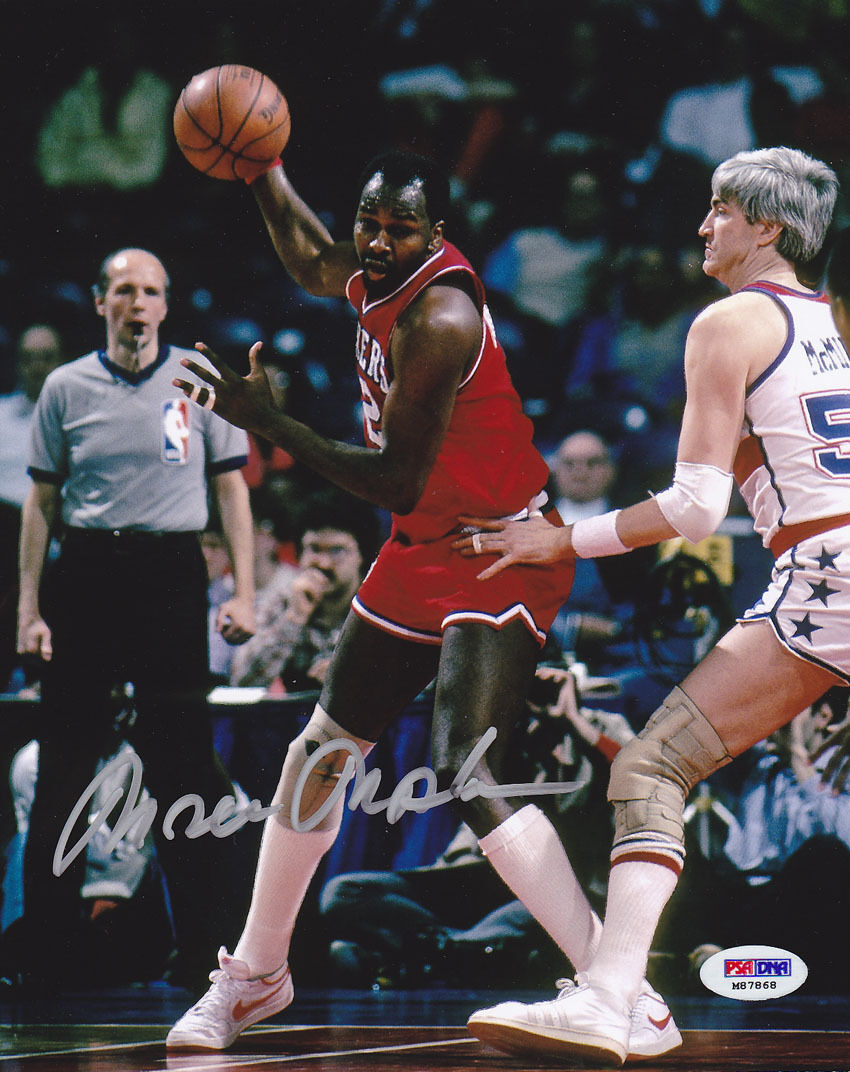 Moses Malone SIGNED 8x10 Photo Poster painting Philadelphia 76ers PSA/DNA AUTOGRAPHED