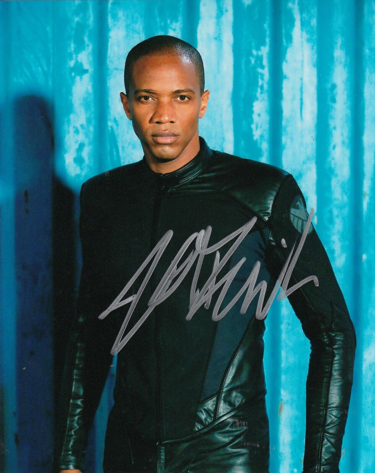 J.AUGUST RICHARDS signed (AGENTS OF S.H.I.E.L.D.) 8X10 Mike Peterson W/COA #2