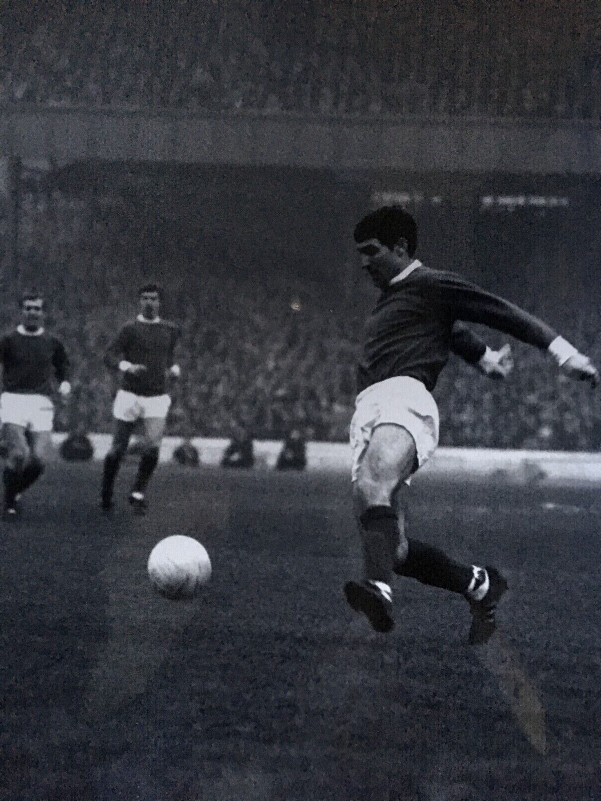 TONY DUNNE - MANCHESTER UNITED LEGEND - EXCELLENT UNSIGNED Photo Poster paintingGRAPH