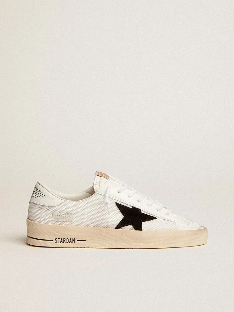 Stardan Hombre de malla blanca con estrella de ante negro.