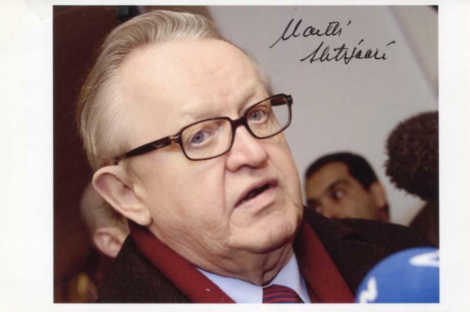 PRESIDENT OF FINLAND Martti Ahtisaari NOBEL PEACE PRIZE autograph, signed Photo Poster painting