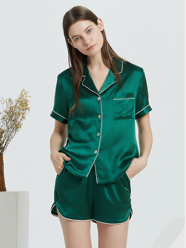 22 MOMME Pyjama en soie court contrasté Vert 1