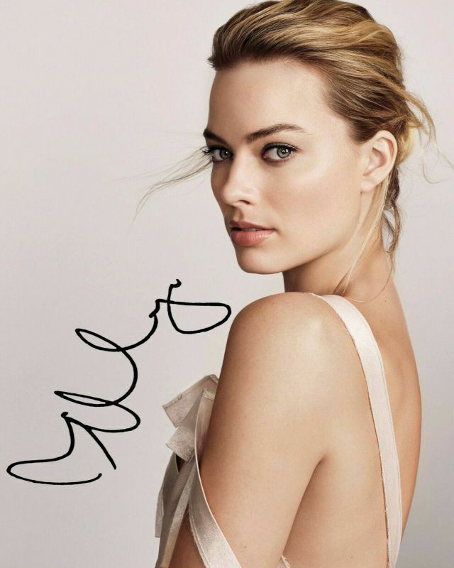 Margot Robbie Autograph Signed Photo Poster painting Print