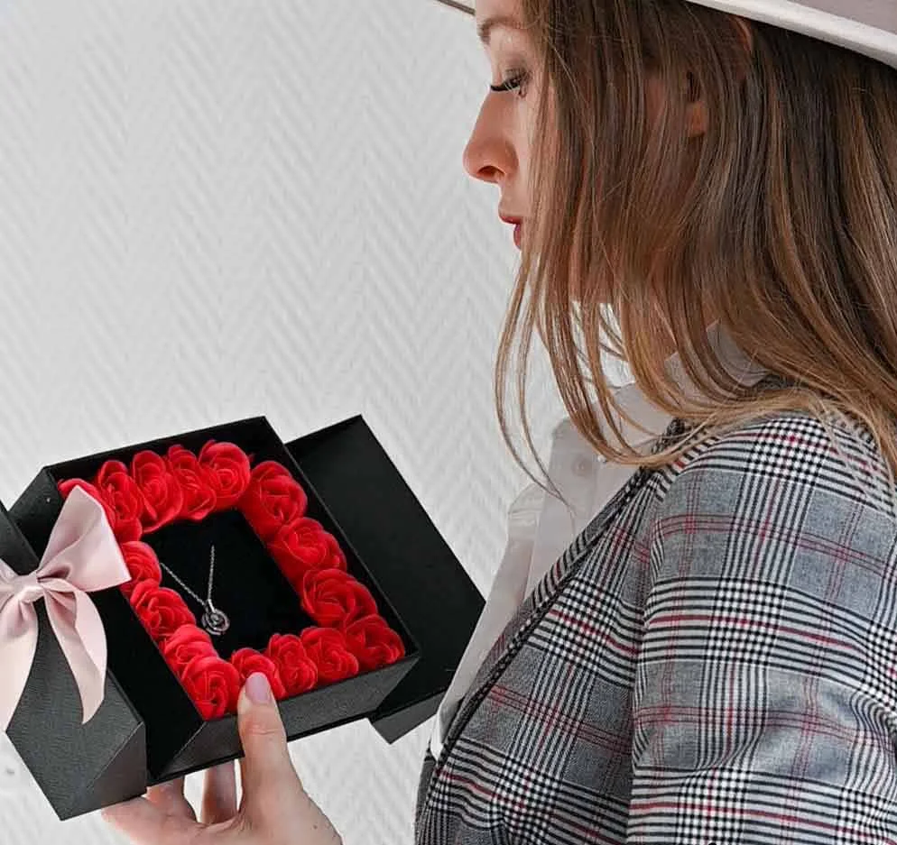 16 MINI ROSES JEWELRY BOX WITH LOVE NECKLACE SET