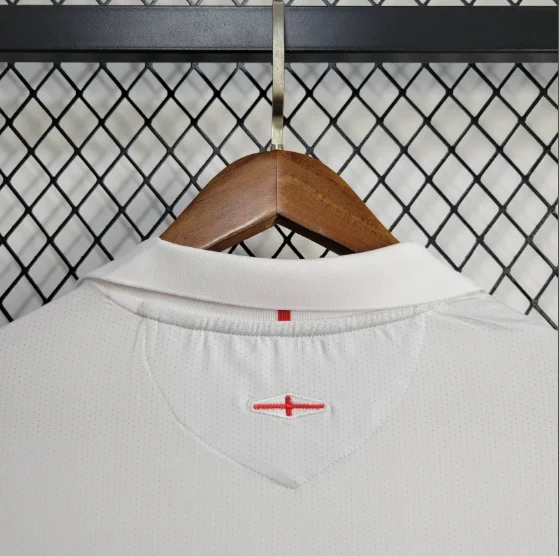 Retro England 2005 Home Football T-Shirt Thai Quality