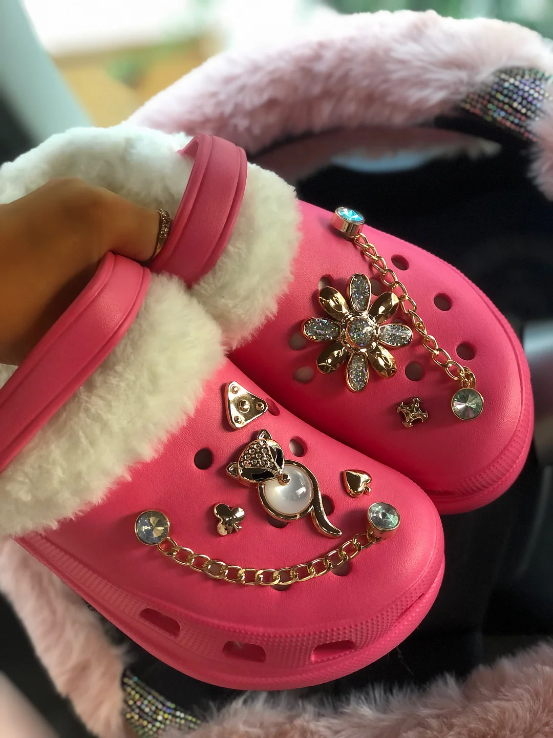 Christmas Gift New Arrival Women Plush Clogs High Heel Furry Hole Shoes Thick Sole Sandal Pearl Chain Slippers Winter Warm Girl Cute Fur Slides