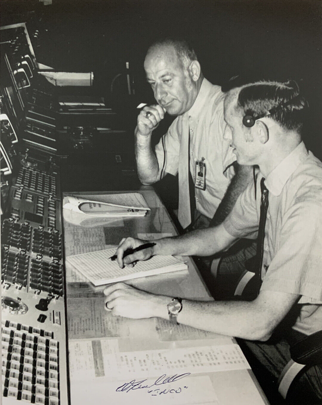 ED FENDELL HAND SIGNED 8x10 Photo Poster painting APOLLO 11 FLIGHT COMMANDER AUTOGRAPHED RARE