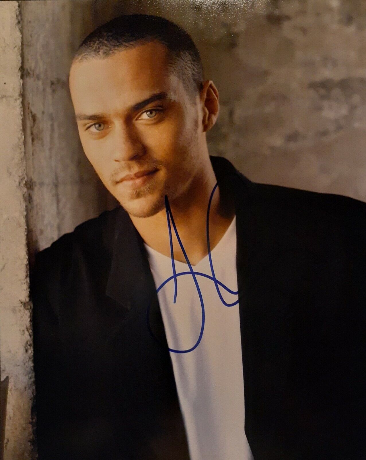 Jesse Williams signed 8x10