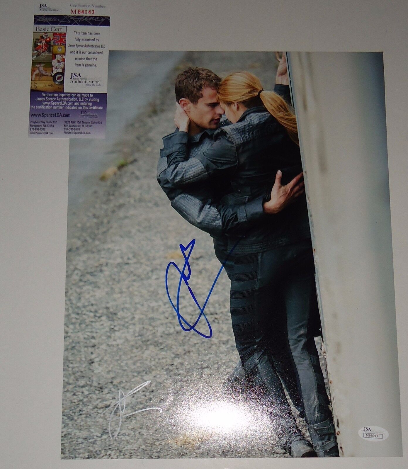 Shailene Woodley Theo James signed *Divergent* 11x14 Photo Poster painting JSA Authentic M84043