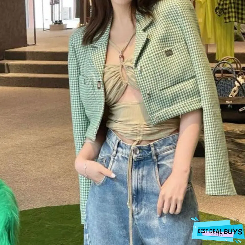 A Short Suit Jacket Woman with A Small Fragrant Plaid Collar