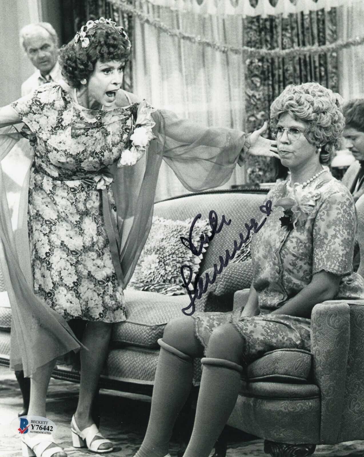 Vicki Lawrence Mama's Family Thelma Signed 8x10 Photo Poster painting w/Beckett COA Y76442