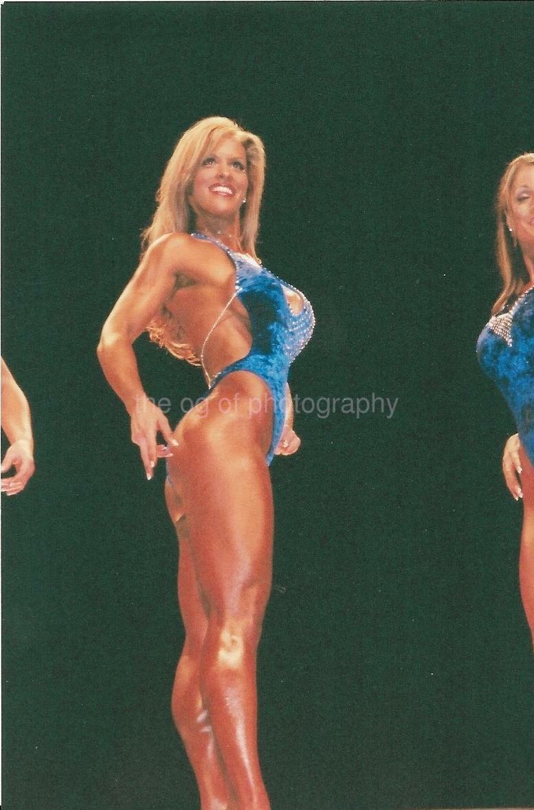 MUSCLE WOMAN Female FOUND Photo Poster paintingGRAPH Color BIKINI Pretty Girl BODYBUILDER 06 9 P