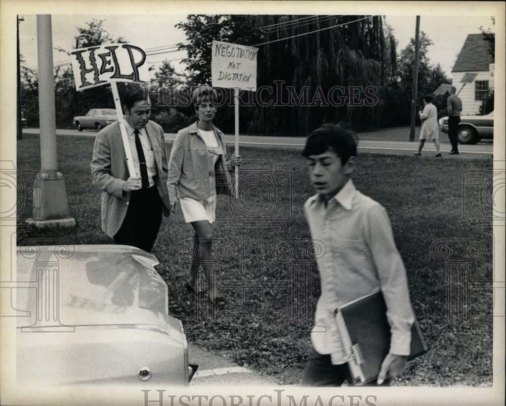 Press Photo Poster painting Bethlehem, New York teachers picket high school during strike