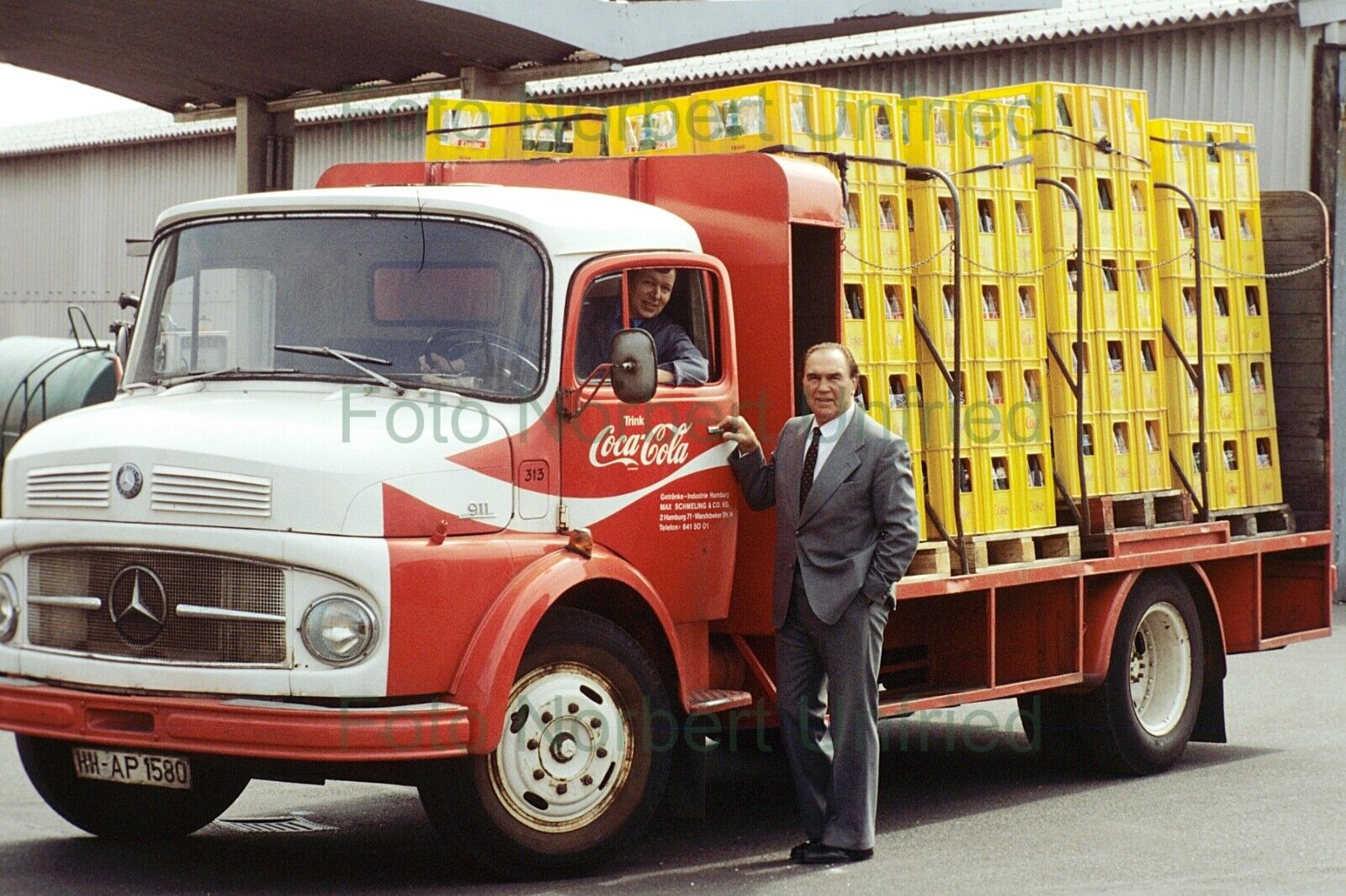 Max Schmeling At Corporate Truck - 20 X 30 CM Photo Poster painting Without Autograph Nr 2-33