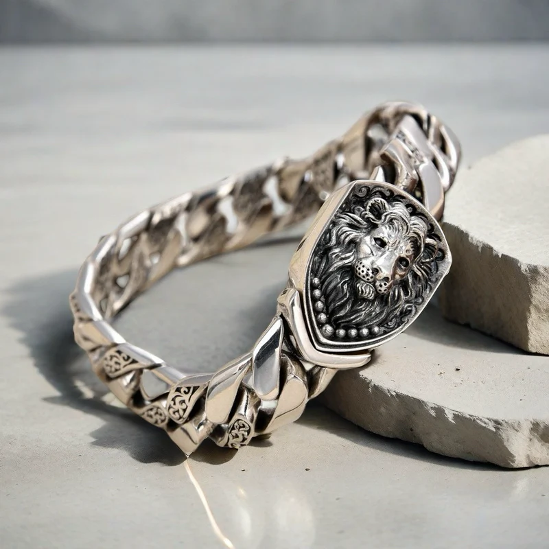 Vintage Dominant Lion Bracelet: Recreating Classic Allure