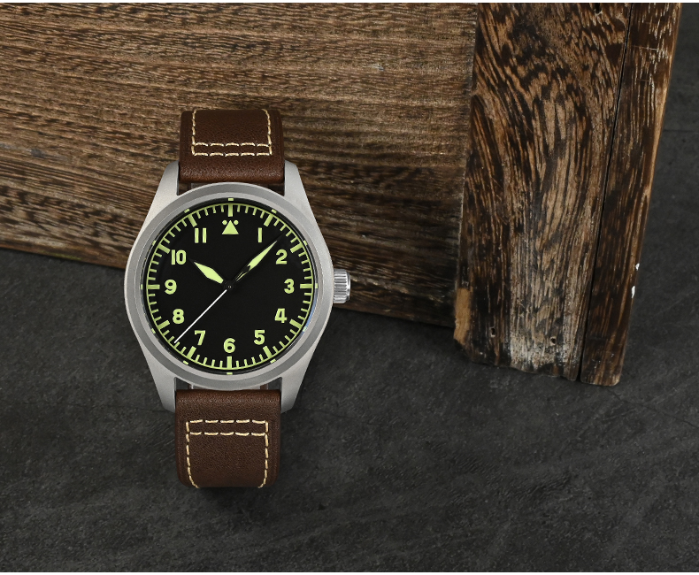 SN030 — Retro Pilot watch