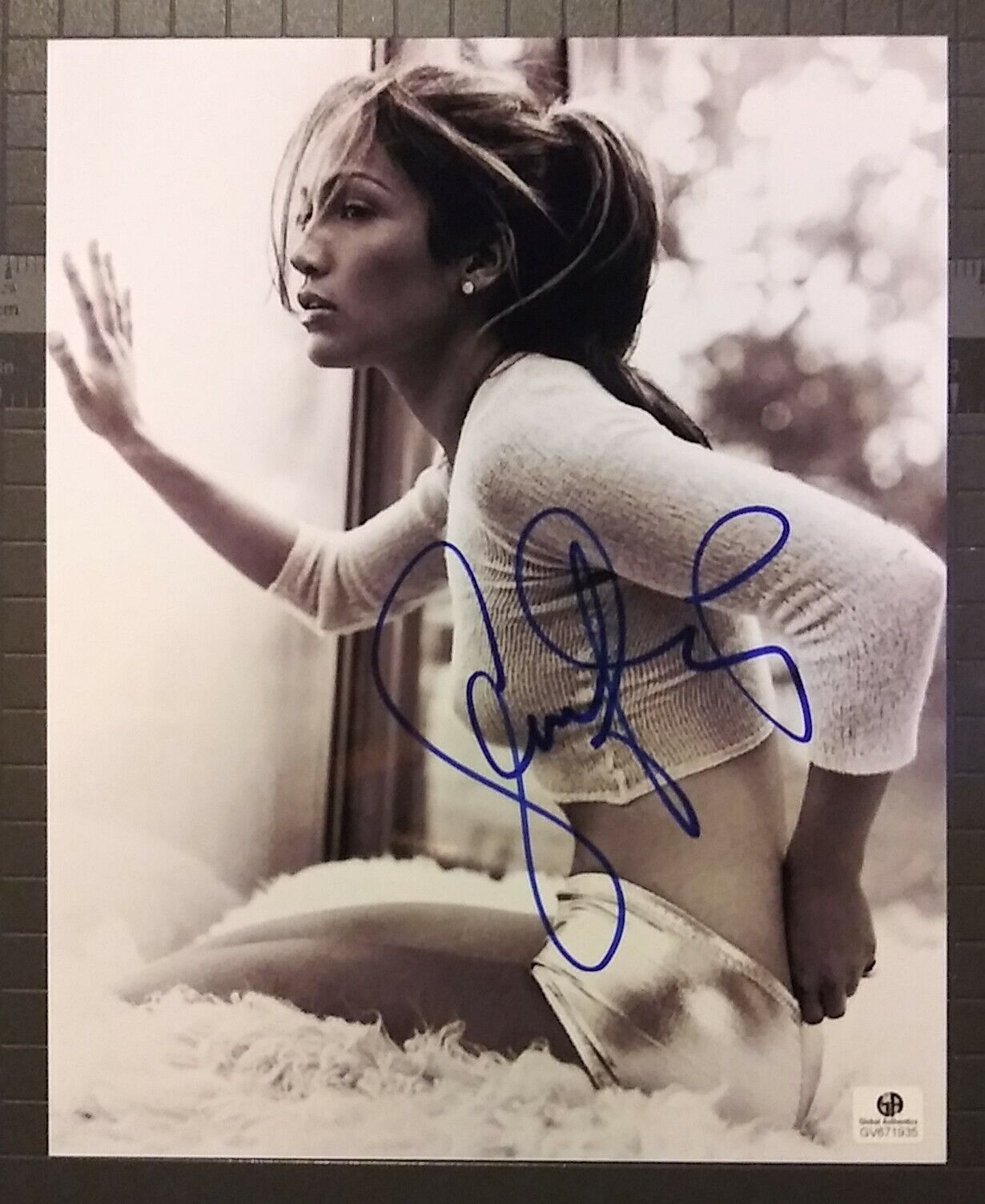 Jennifer Lopez signed 8x10 COA GAI