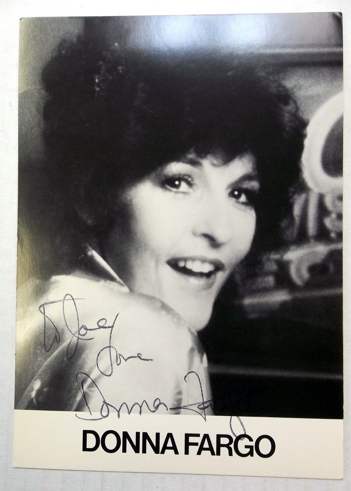 DONNA FARGO Autographed 5 x 7 Photo Poster painting Postcard 70's COUNTRY Singer POP Funny FACE