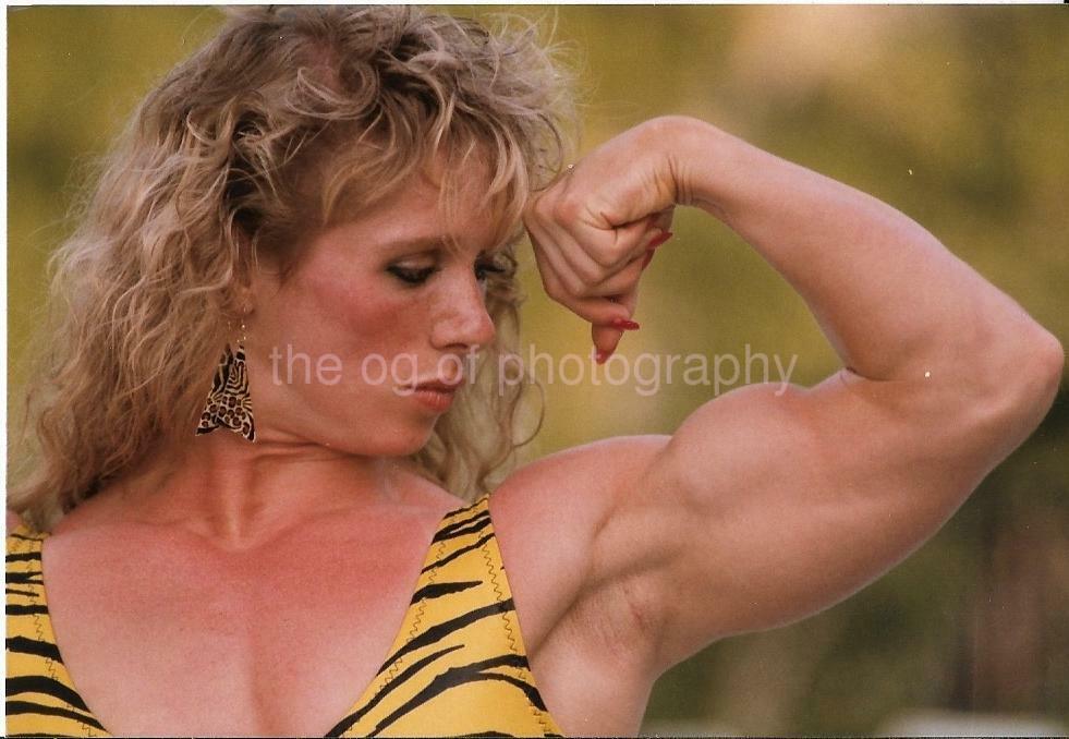 FEMALE BODYBUILDER 80's 90's FOUND Photo Poster painting Color MUSCLE WOMAN Original EN 17 23 S