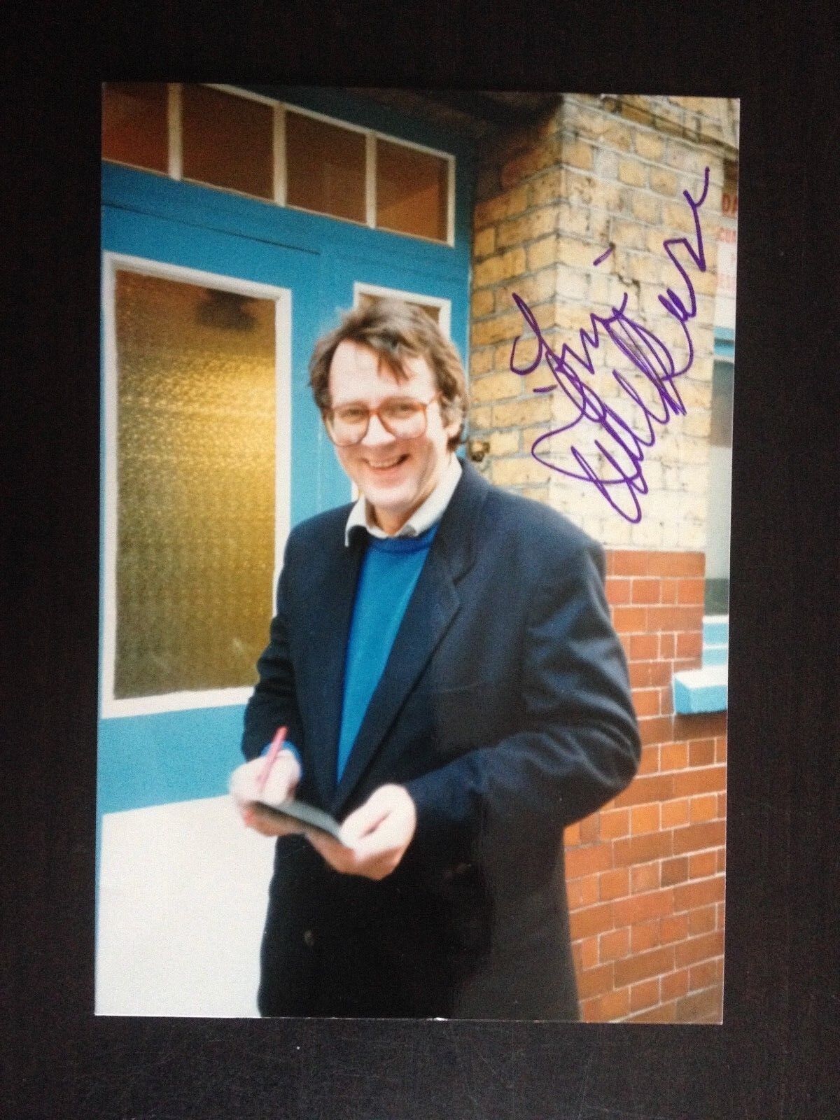 TOM WILKINSON - POPULAR BRITISH ACTOR - EXCELLENT SIGNED COLOUR Photo Poster painting