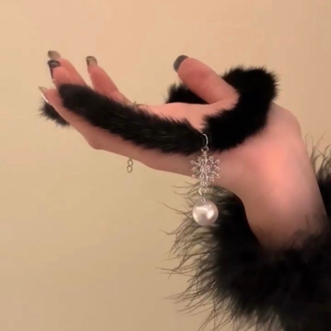 Christmas Fluffy Pearl Snowflake Necklace wearshes