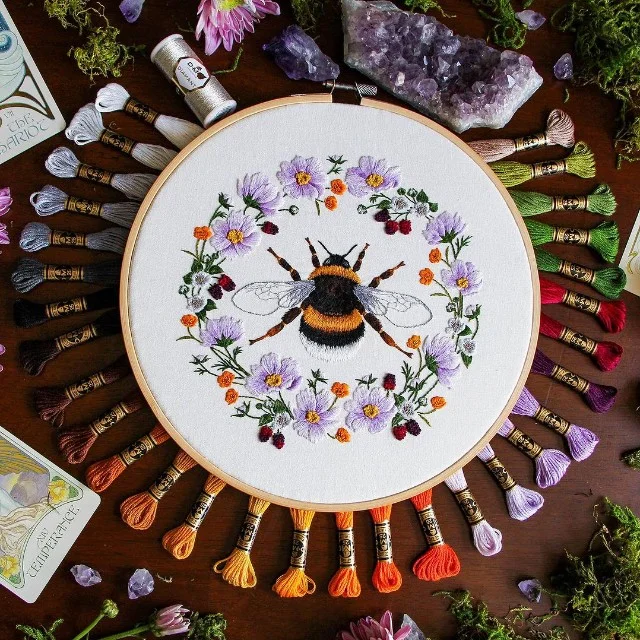 Bumble Bee in Wildflower Wreath Thread Painting Embroidery Pattern