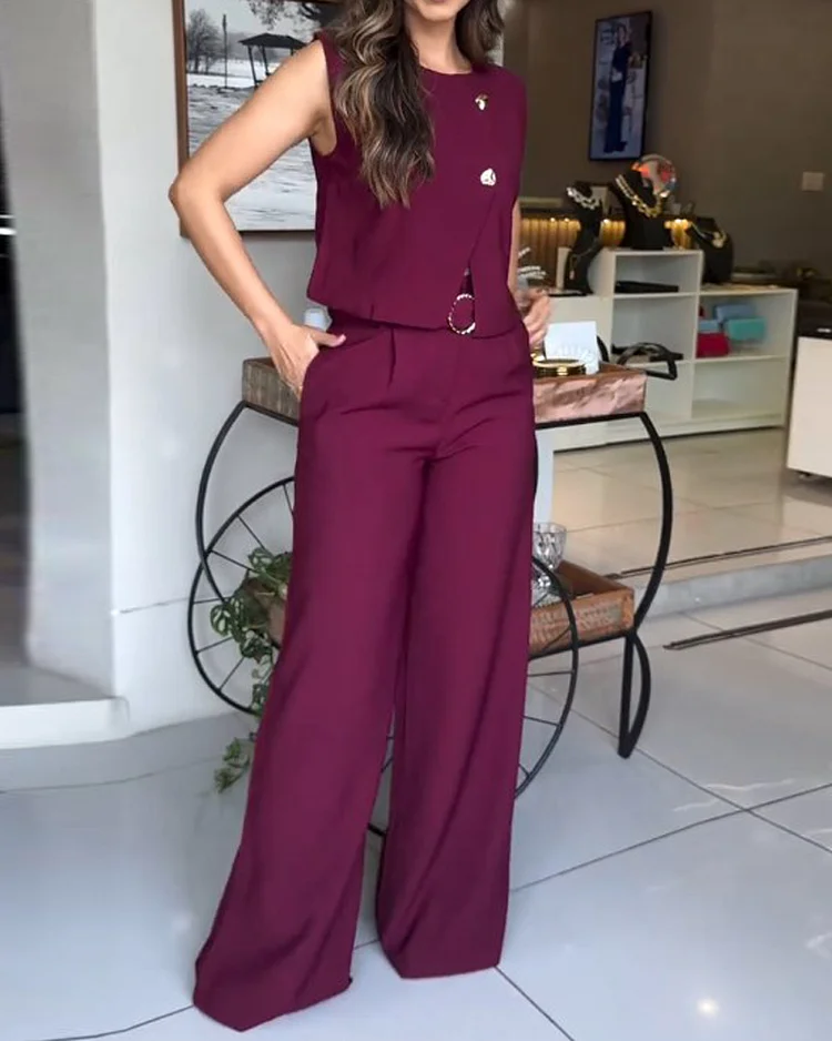 Sleeveless solid color two piece suit 