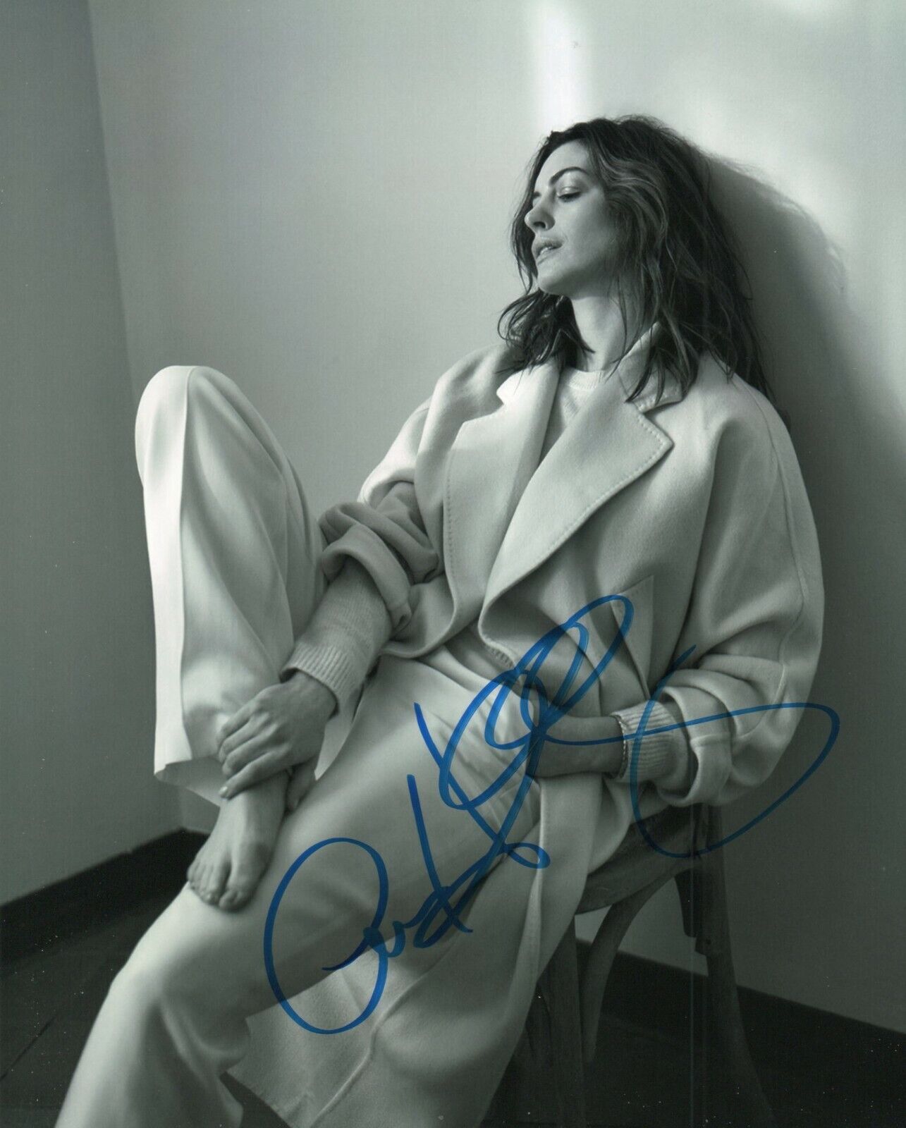 Autographed Anne Hathaway signed 8 x 10 Photo Poster painting Really Nice