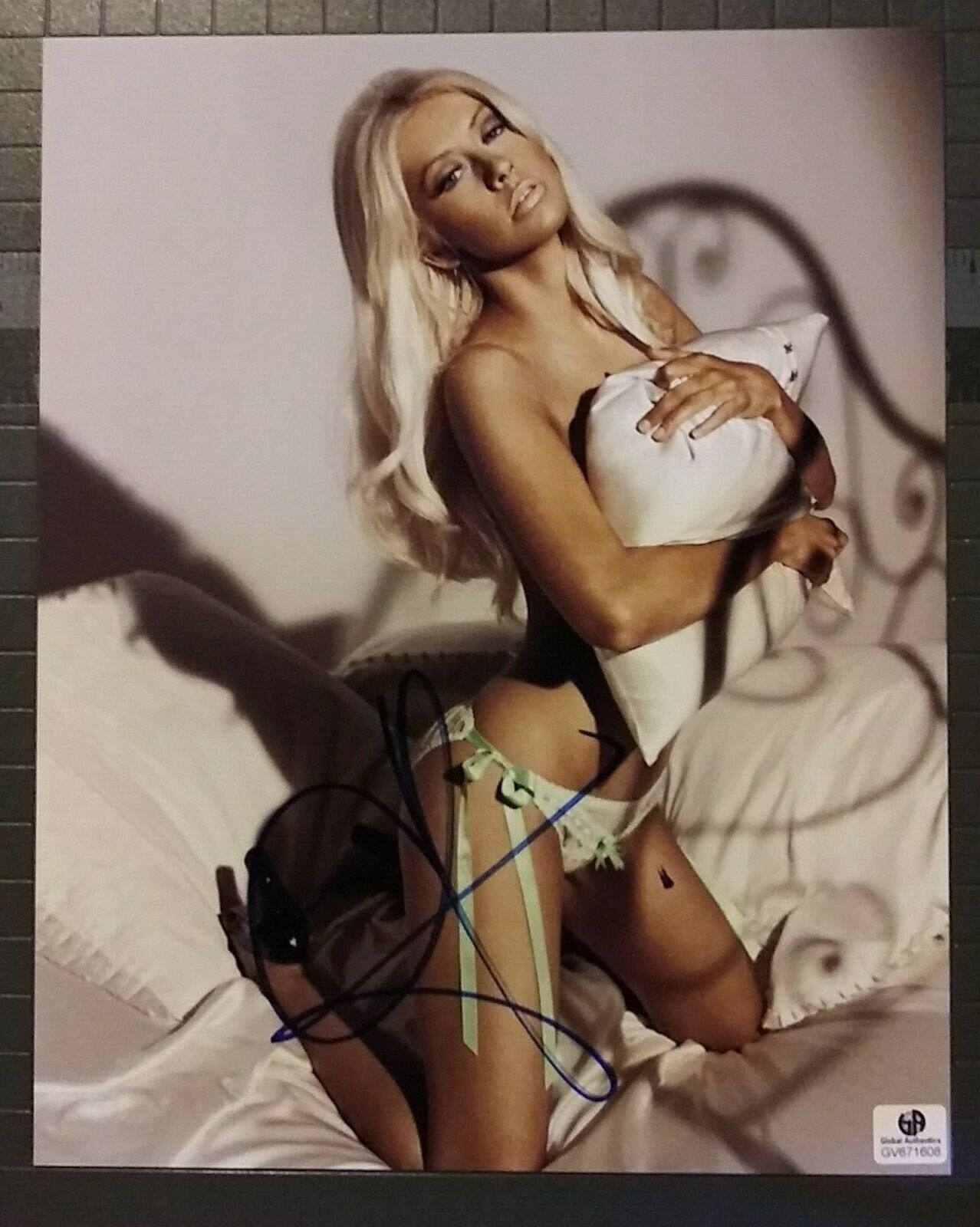 Christina Aguilera signed 8x10 COA GAI