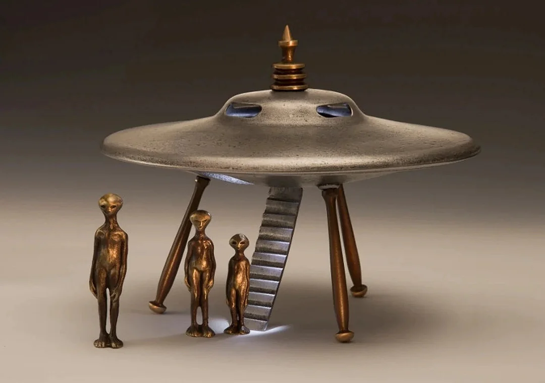 Flying Saucer With Alien Family-Best Gifts For Sci-fi Fans