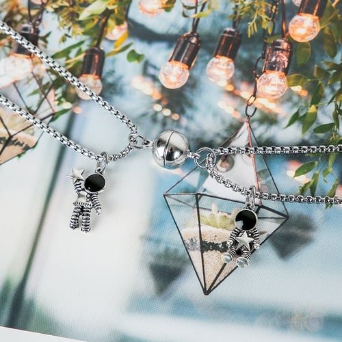 🔥Cute Astronauts Magnet Attraction Necklace
