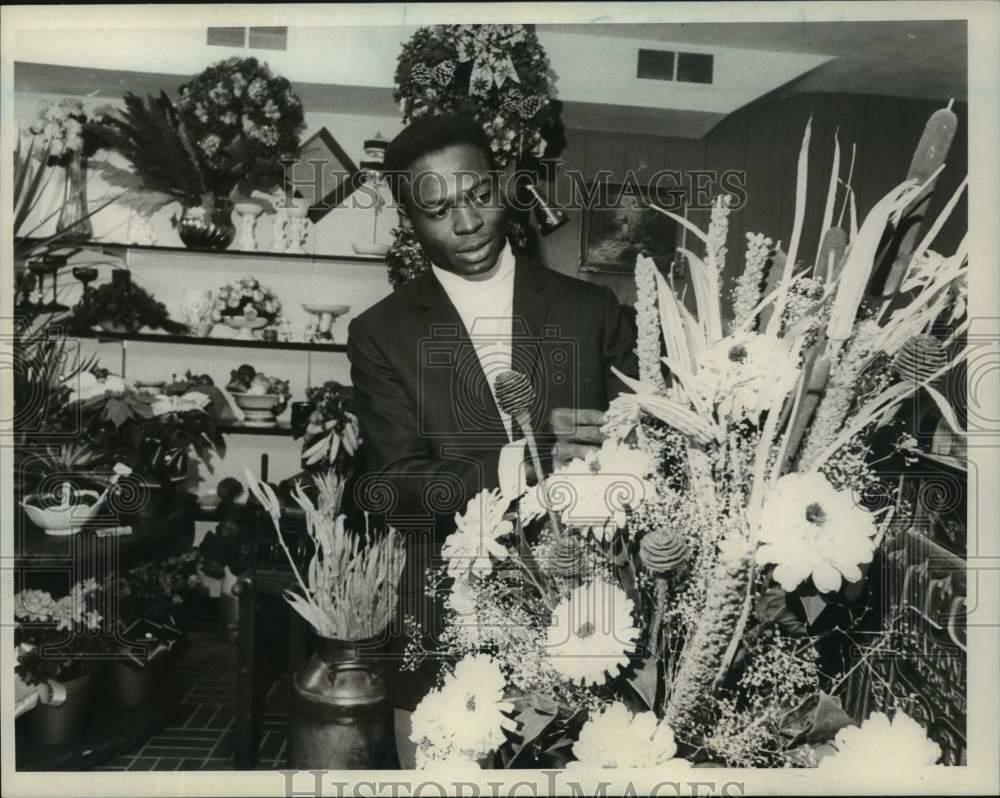 Press Photo Poster painting Lou Brock, Baseball's St. Louis Cardinals, At His Flower Shop