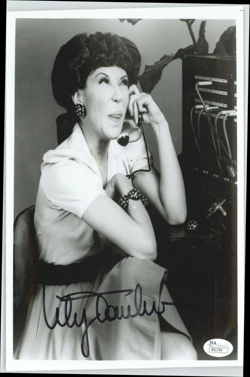 LILY TOMLIN, ACTRESS AS THE OPERATOR ON LAUGH-IN SIGNED 8X10 JSA COA #P41749