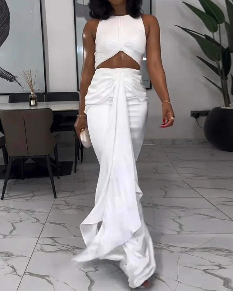 Sleeveless solid color two piece suit