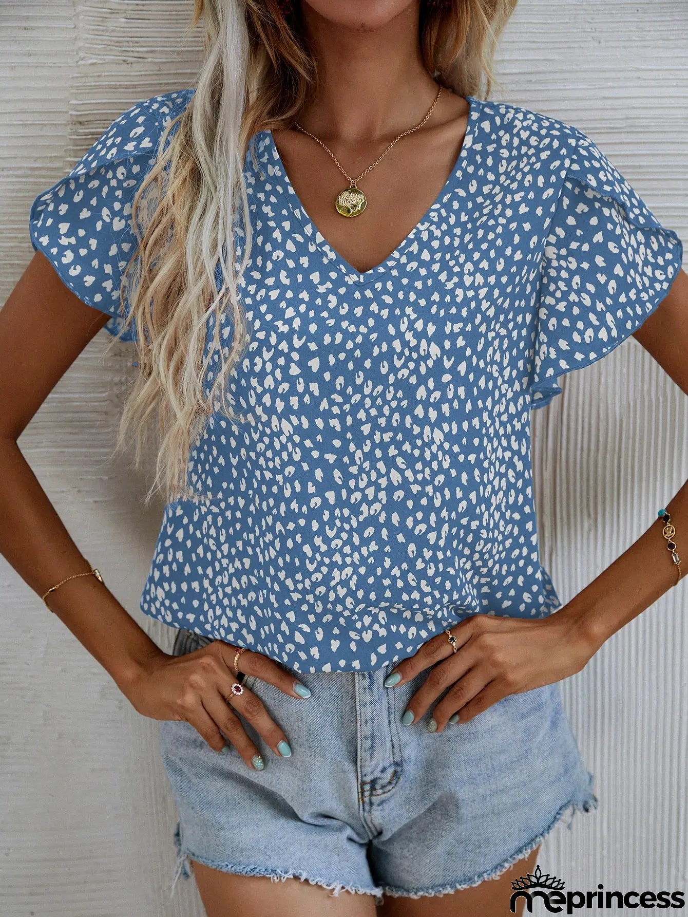 |Short-sleeved summer blouse with slim fit and no collar