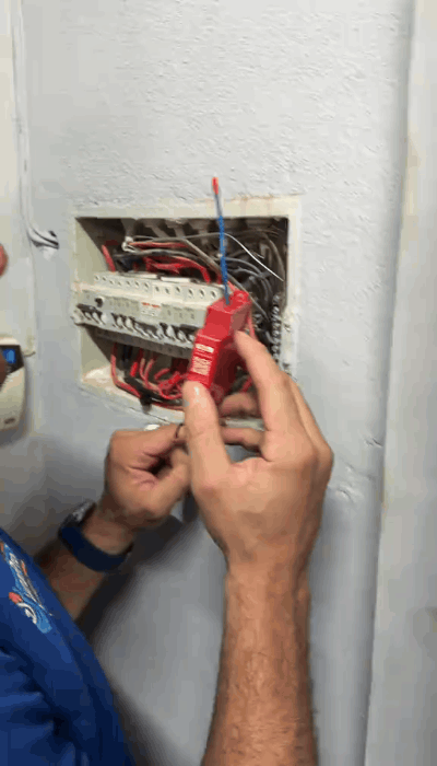Automatic heat activated fire suppression device demonstration