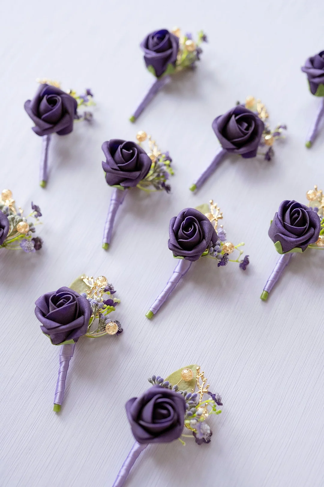 Boutonnieres for Guest in Lilac & Gold