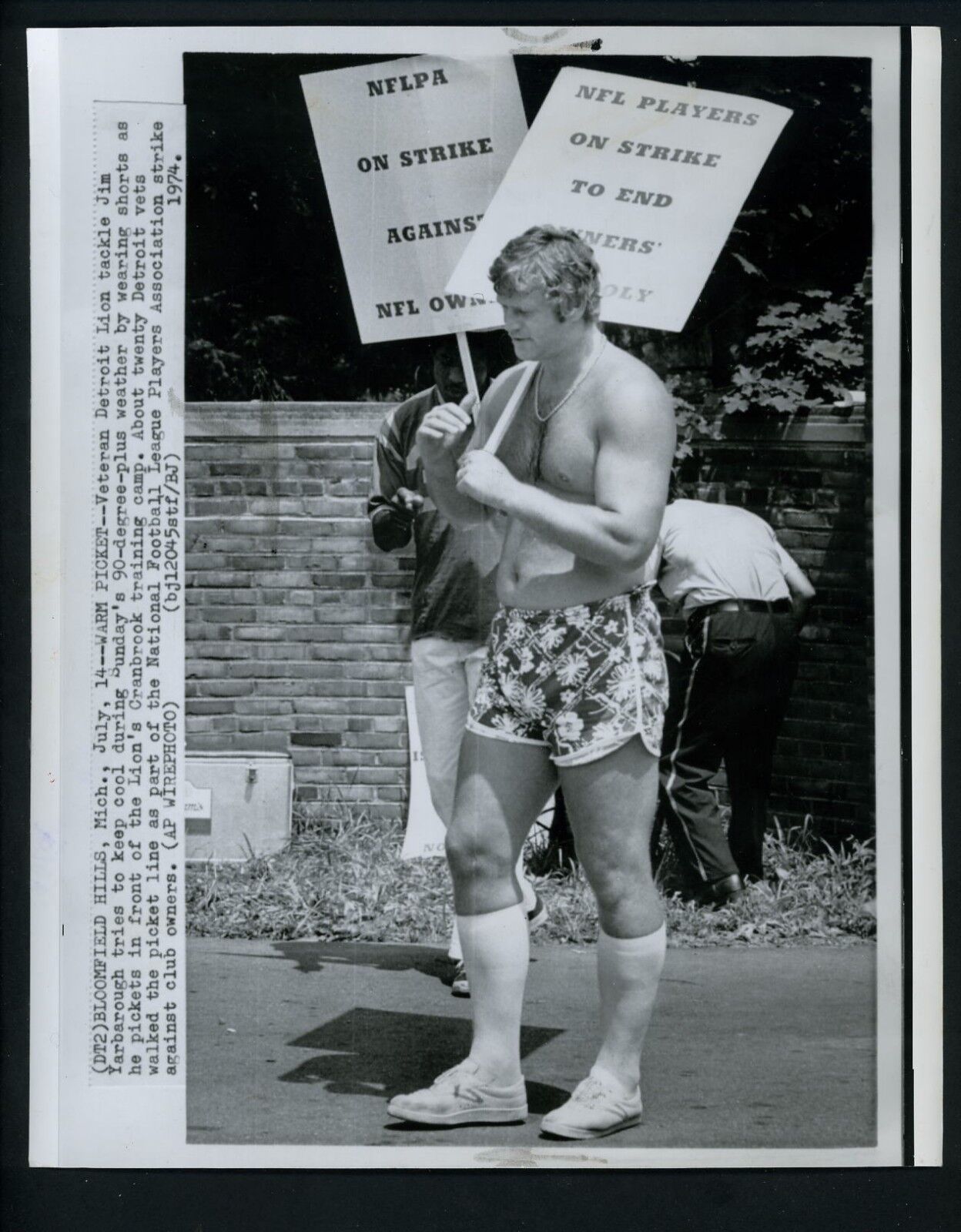 Jim Yarbrough on PICKET LINE for NFLPA STRIKE 1974 Press Photo Poster painting Detroit Lions