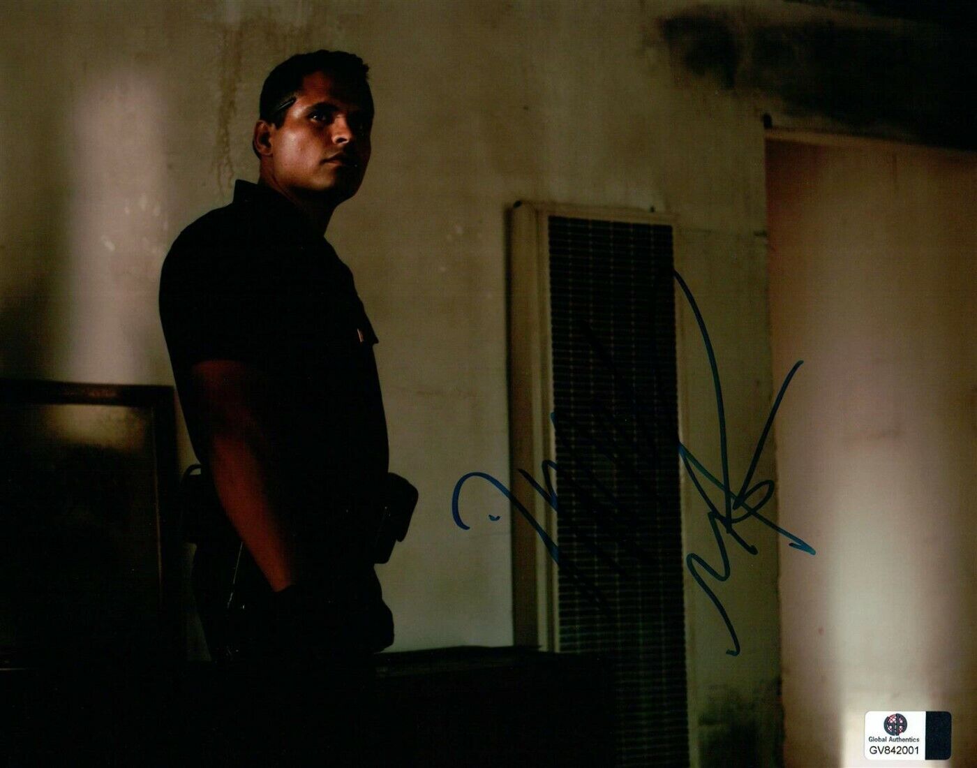 Michael Pena Signed Autographed 8X10 Photo Poster painting Dark Room Holstered Gun GV842001