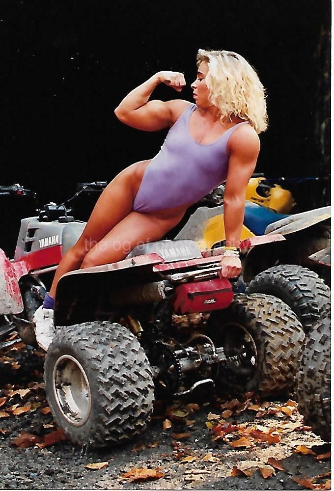 FEMALE BODYBUILDER 80's 90's FOUND Photo Poster painting Color MUSCLE GIRL Original EN 21 64 P