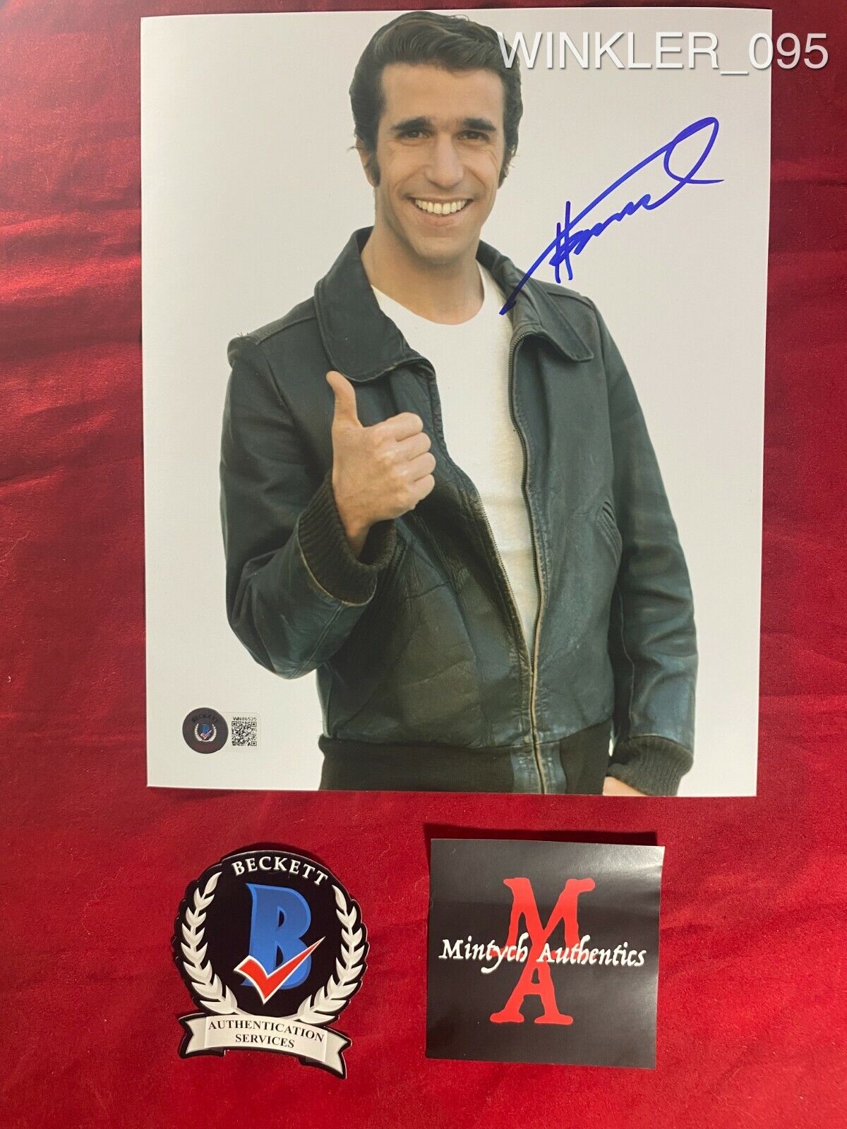 HENRY WINKLER AUTOGRAPHED SIGNED 8x10 Photo Poster painting! HAPPY DAYS! FONZIE! BECKETT COA!