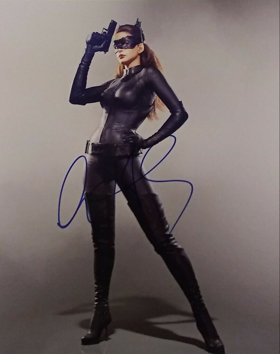 Anne Hathaway signed 8x10