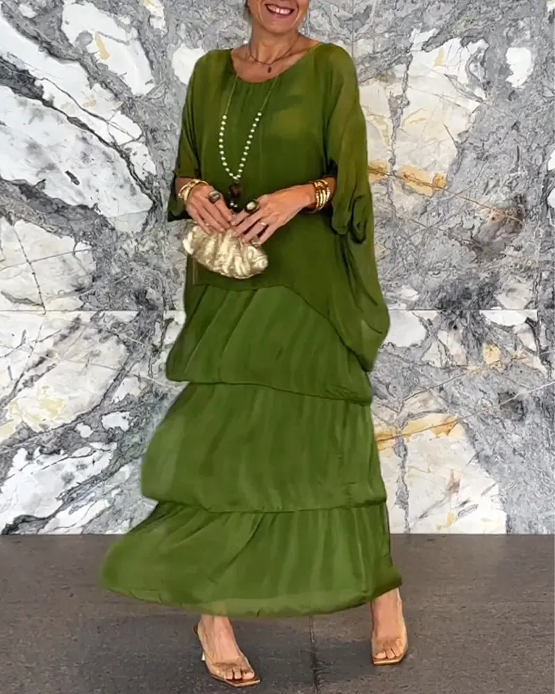 Modische Frau in einem fließenden, lockeren Kleid im künstlerischen Stil