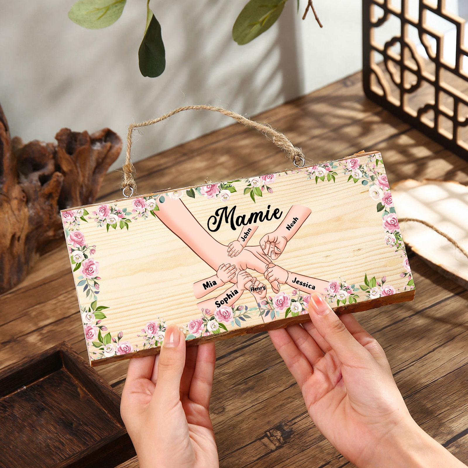 À ma Mamie - Décoration en bois la main dans la main 1-6 Prénoms Personnalisés pour Famille Peinture Décorative