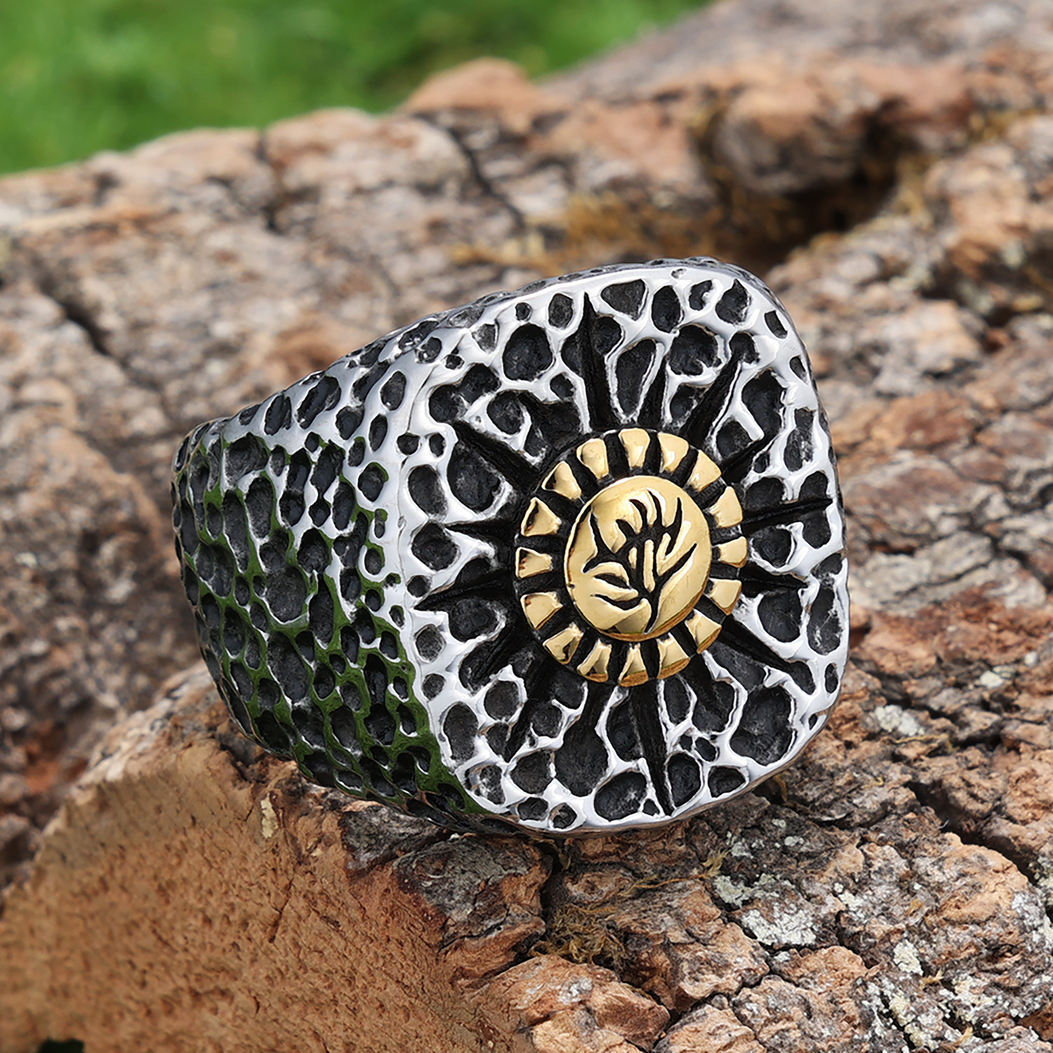 “Lava” Ring: Wear the Power of Nature on Your Fingertips